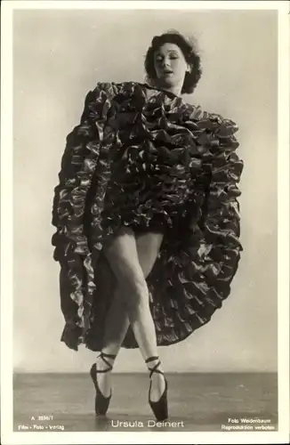 Ak Schauspielerin Ursula Deinert, Tanzpose, erhobener Rock, Portrait