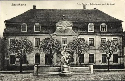 Ak Reuterstadt Stavenhagen in Mecklenburg, Fritz Reuter's Geburtshaus und Denkmal