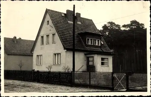 Foto Ak Klein Mühlingen Bördeland Salzlandkreis, Wohnhaus am Waldrand, Garten