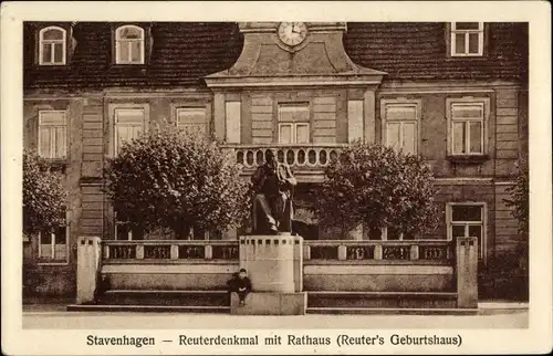 Ak Reuterstadt Stavenhagen in Mecklenburg, Reuterdenkmal mit Rathaus, Reuter's Geburtshaus