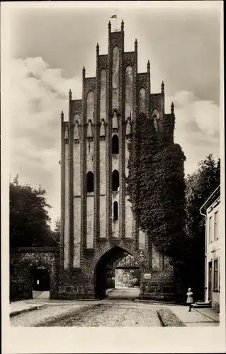 Ak Neubrandenburg in Mecklenburg, Stargarder Tor, Stadtseite des Innentors