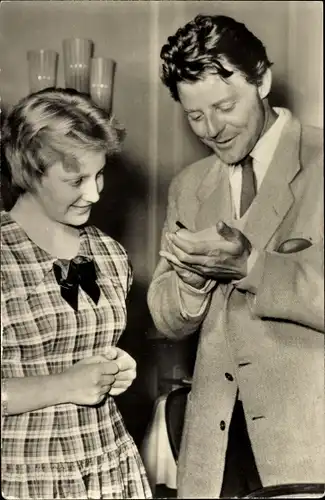 Ak Schauspieler Gérard Philipe wird immer wieder von Autogrammjägern verfolgt