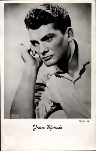 Ak Schauspieler Jean Marais, Portrait mit Zigarette