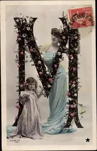 Buchstaben Ak Buchstabe M, Frau und Mädchen