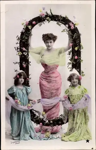 Buchstaben Ak Buchstabe O, Frau und zwei Mädchen, Blüten