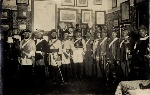 Foto Ak Männer in Uniformen verschiedener Zeitepochen