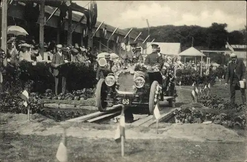 Foto Ak Mit Blumen geschmücktes Automobil, Zuschauer