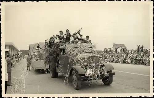 Foto Ak Corso, Geschmückter LKW, SP M 5753, Zuschauer, Festumzug