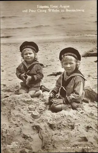 Ak Erbprinz Ernst August und Prinz Georg Wilhelm zu Braunschweig, Am Strand, Matrosenanzüge