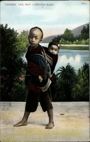 Ak China, Chinese Life, Boy carrying Baby, Junge trägt Kind auf dem Rücken