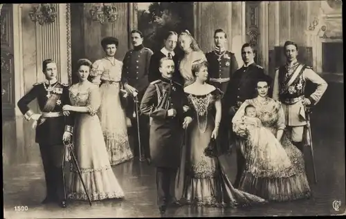 Ak Kaiserliche Familie, Kaiser Wilhelm II, Kaiserin Auguste Viktoria, Kronprinzenpaar, Liersch 1500