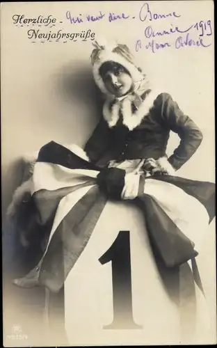 Ak Glückwunsch Neujahr, Mädchen im Wintermantel, Kalender