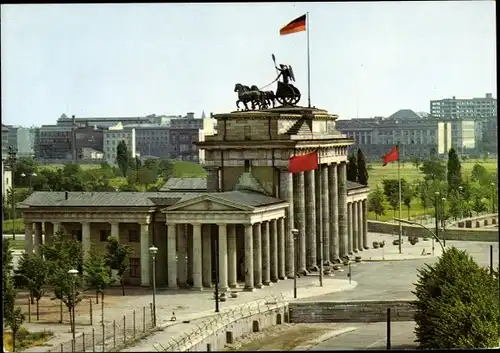 Ak Berlin, Brandenburger Tor mit Mauer, Fahne