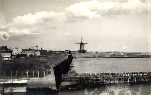 Foto Ak Niederlande, Blick auf eine Ortschaft und Windmühle