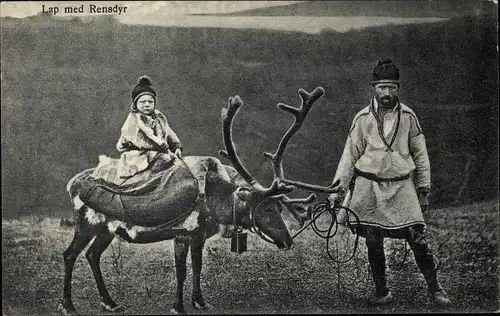 Ak Lappland, Lap med Rensdyr, Mann und Kind in Trachten, Rentier