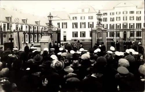 Foto Ak Niederländisches Königspaar, Königin Wilhelmina der Niederlande, Szene vor einem Schloss