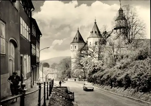 Ak Schleusingen in Thüringen, Straßenpartie, Bertholdsburg, Fußgänger, Auto