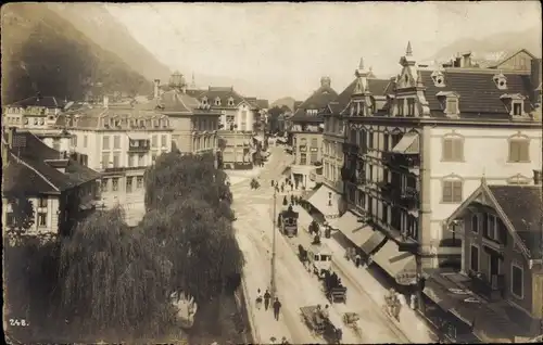 Foto Ak Interlaken Kanton Bern Schweiz, Bahnhofstraße