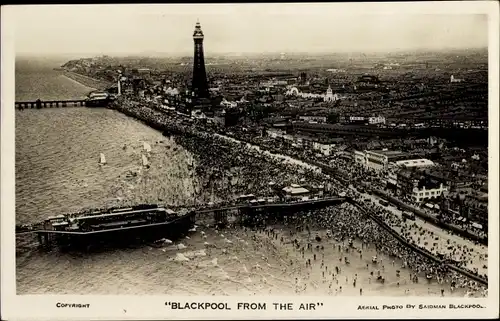 Ak Blackpool Lancashire England, Luftbild, Strand, Leuchtturm, Ort