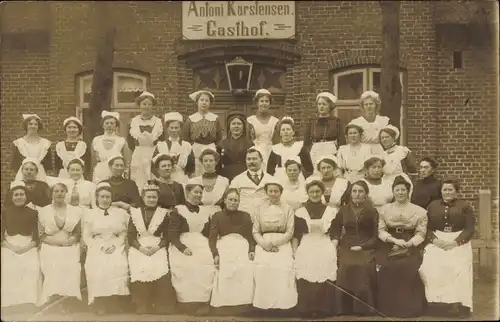 Foto Ak Niebüll in Nordfriesland, Frauen vor einem Gasthof, Gruppenaufnahme