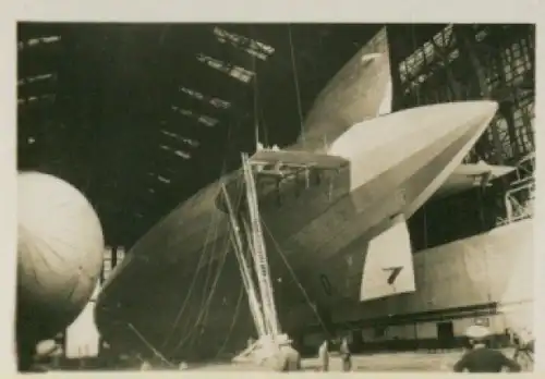 Sammelbild Zeppelin Weltfahrten 145 Amerika-Fahrt 1928, Reparatur beschädigter Stabilisierungsfläche