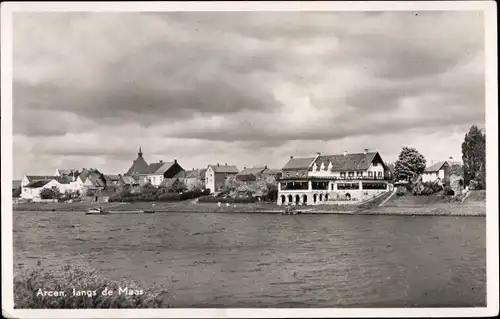 Ak Arcen Venlo Limburg Niederlande, langs de Maas, Blick über den Fluss zum Ort