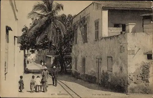 Ak Gorée Senegal, Une rue, Straßenpartie mit Anwohnern