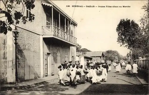 Ak Dakar Senegal, Jeunes Filles allant au Marché