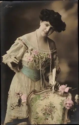 Ak Schauspielerin ? Mero, Portrait, Perlenkette, Fächer