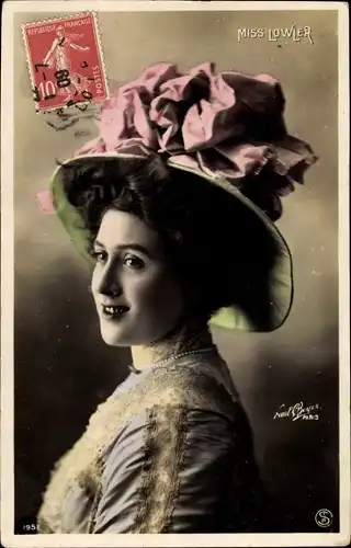 Ak Schauspielerin Miss Lowler, Portrait mit Hut