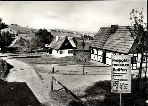 Ak Seiffen im Erzgebirge, Freilichtmuseum, Bergmanns-Wohnhaus (oben) und Flößer-Wohnhaus (unten)