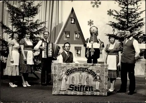 Foto Ak Seiffen im Erzgebirge, Heimatgruppe auf Bühne