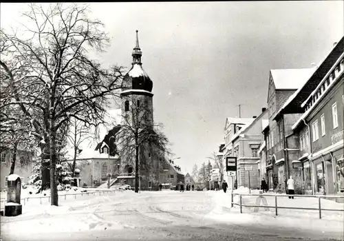 Ak Olbernhau im Erzgebirge Sachsen, Straßenpartie im Winter, Bushaltestelle, Kirchturm