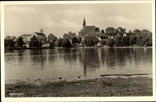 Ak Böblingen in Württemberg, Uferpartie, Blick zum Ort