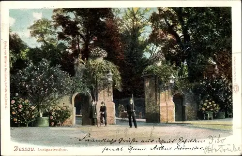 Ak Dessau in Sachsen Anhalt, Blick auf das Lustgartentor, Fahrradfahrer