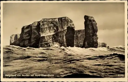 Ak Nordseeinsel Helgoland, Felsen, Blick von Norden bei Nord-West-Sturm