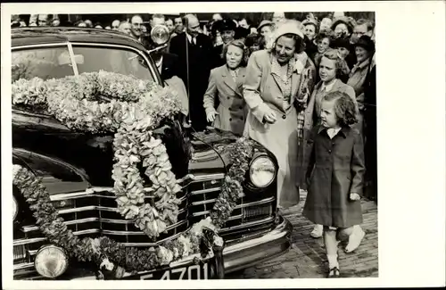 Ak Königin Juliana der Niederlande mit Töchtern, Na hun rodngang over de tentoonstelling Keukenhof