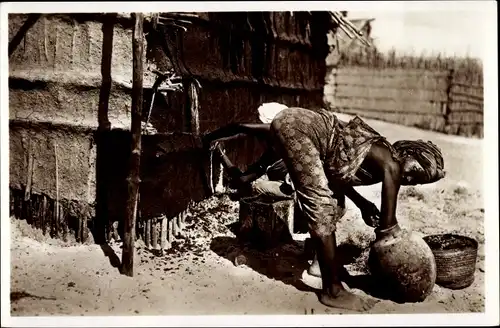 Ak Somalia Italiana, Intonscando una arlac, Frau mit Krug