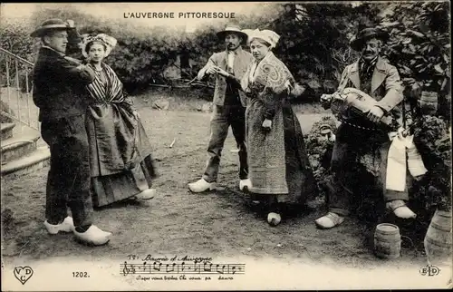 Ak L'Auvergne pittoresque, Tanzende Menschen, Französische Tracht