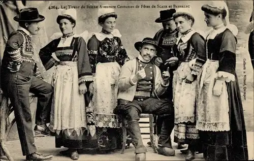Ak Frauen und Männer in französischen Trachten, Gruppenbild, Pfeife, Hut