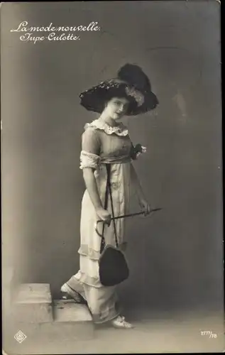 Ak Mode in Frankreich, La mode nouvelle, Type Culotte, Frau im Kleid, Handtasche, Hut