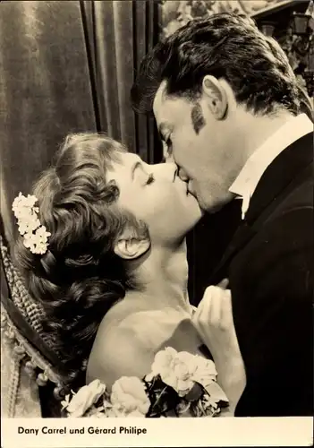 Ak Schauspielerin Dany Carrel, Schauspieler Gérard Philipe, Portrait, Kuss