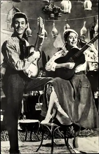 Ak Schauspielerin Caterina Valente, Schauspieler Silvio Francesco, Gitarren, Filmszene