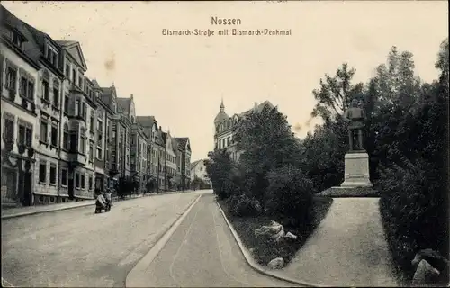 Ak Nossen in Sachsen, Bismarckstraße mit Bismarckdenkmal