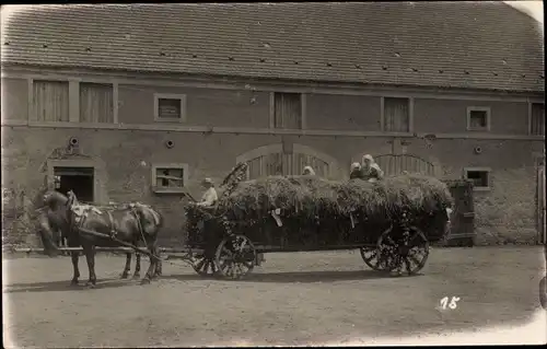 Foto Ak Dohna in Sachsen, Heuwagen im Festschmuck, Frauen, Hof