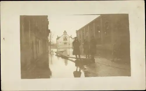 Foto Ak Straßenpartie bei Hochwasser, Synagoge?