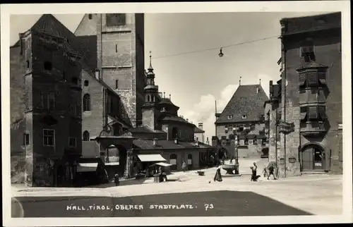 Ak Hall in Tirol, oberer Stadtplatz, Brunnen, Passanten, Kirche