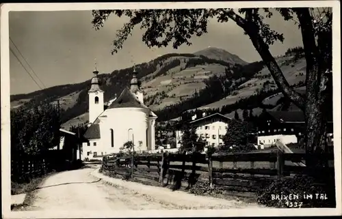 Ak Brixen Bressanone Südtirol, Straßenpartie zur Kirche