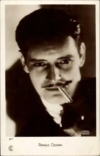 Ak Schauspieler Ronald Colman, Portrait, Zigarette
