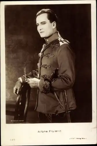 Ak Schauspieler Alfons Fryland, Portrait in Husarenuniform mit Zigarette